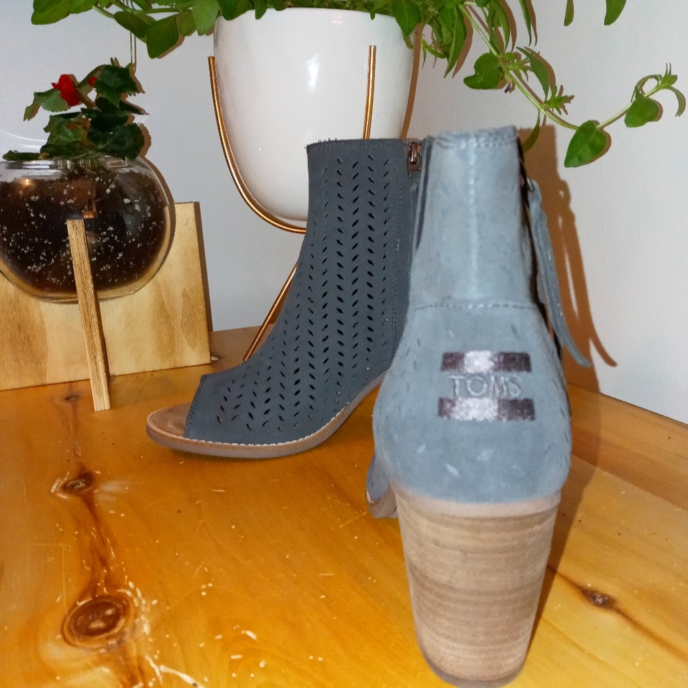 Toeless raised ankle boots...great for all seasons.